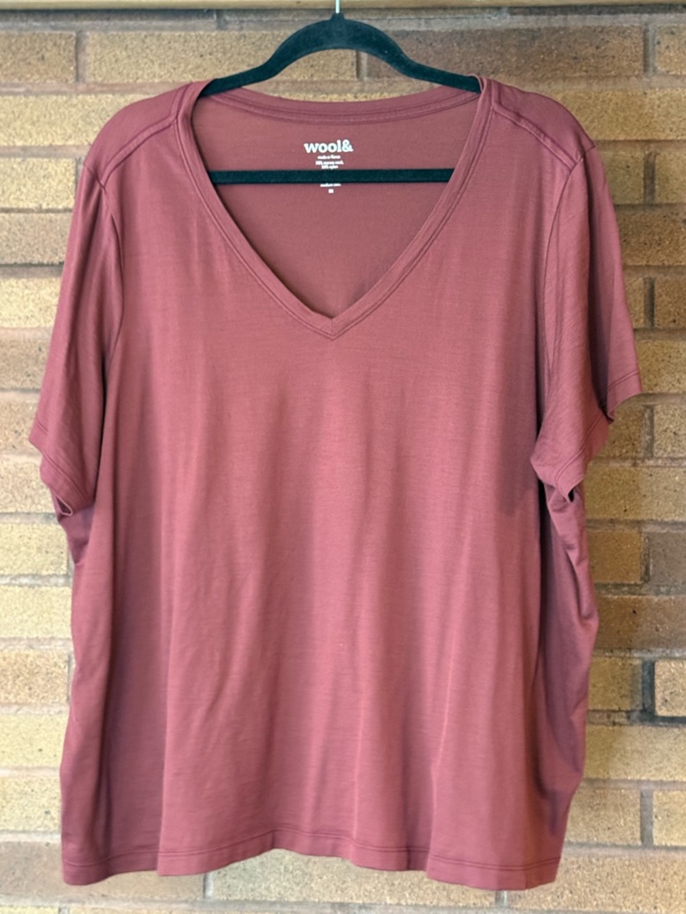 Wool& merino V-Neck Tee in Maroon